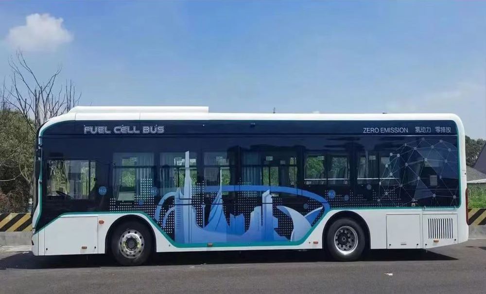 On-board hydrogen supply system for urban buses