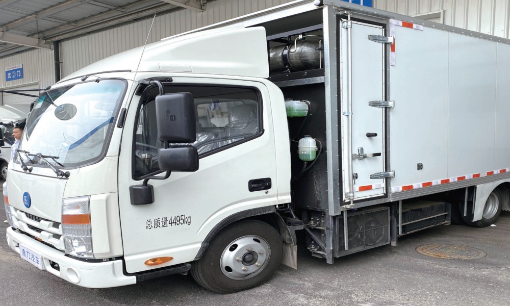 On-board hydrogen supply system for logistics vehicles
