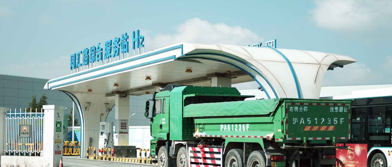 Hydrogen-powered <br>heavy trucks