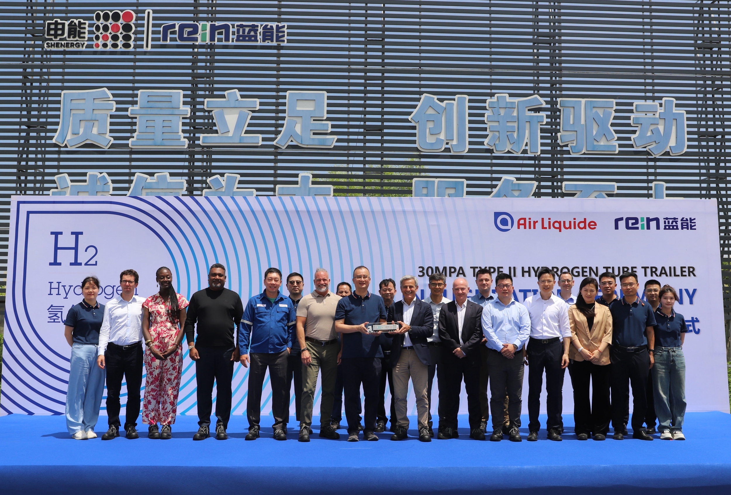 Air Liquide & Rein Team Witness Delivery of New-Gen Hydrogen Tube Trailers